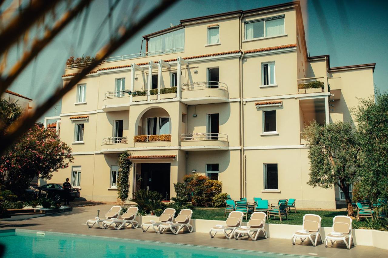 Hotel Benaco Desenzano del Garda Esterno foto