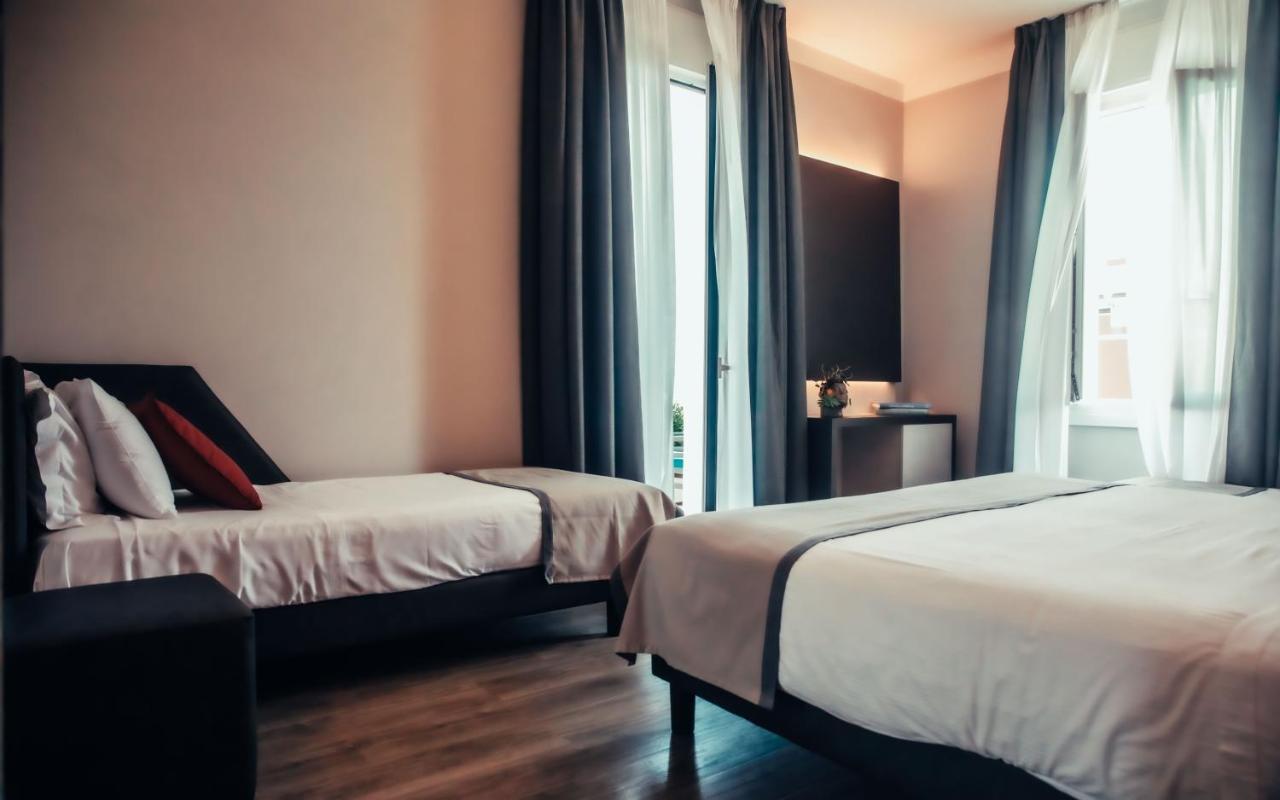 Hotel Benaco Desenzano del Garda Esterno foto