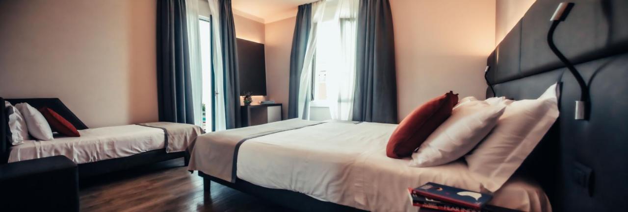 Hotel Benaco Desenzano del Garda Esterno foto