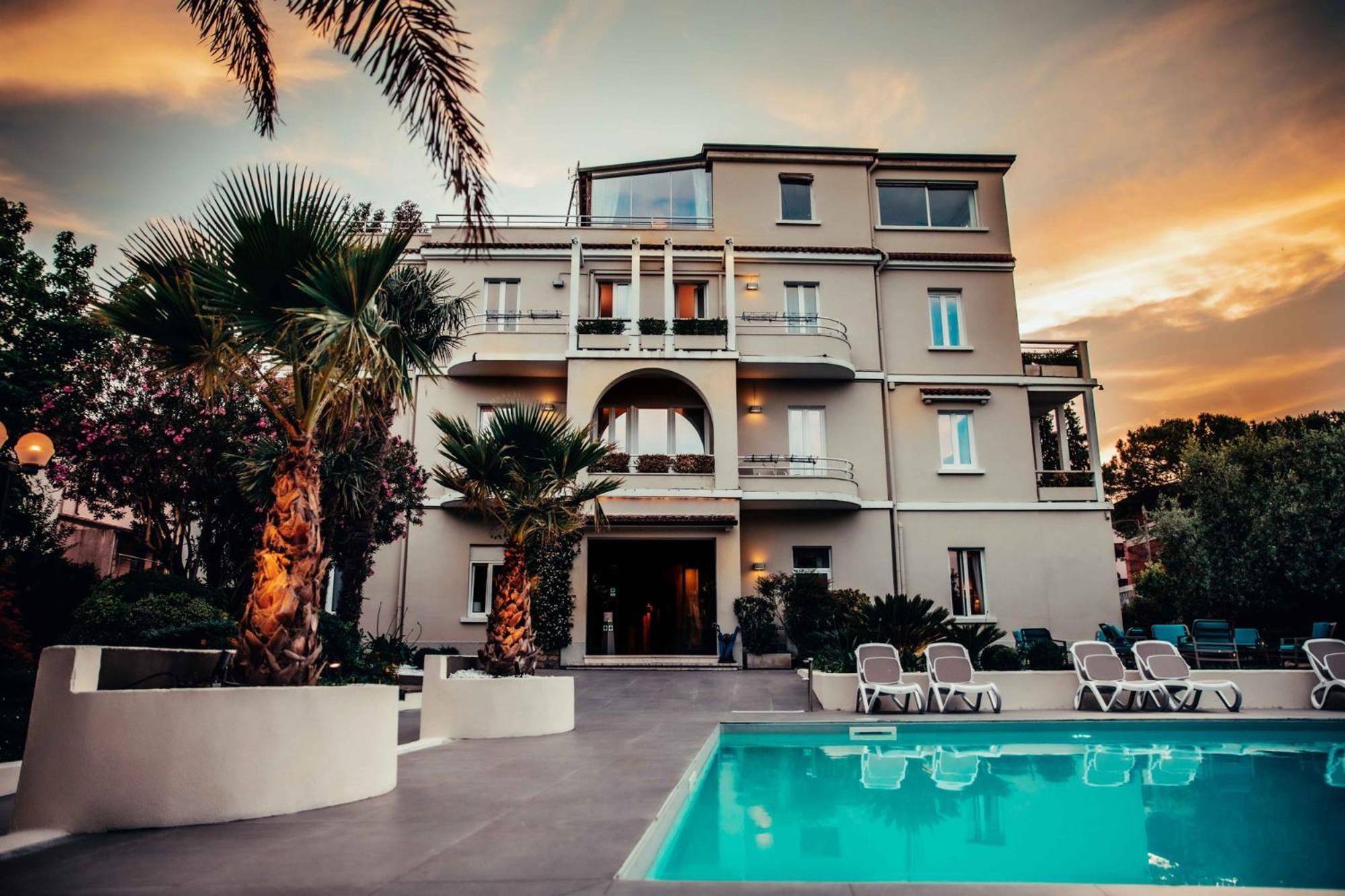 Hotel Benaco Desenzano del Garda Esterno foto